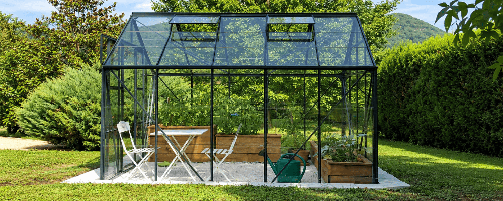 Serre Laurus LAMS aménagée avec des bacs de culture et un espace de jardinage